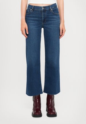 Jeans in denim blu a gamba larga con vita alta, dotati di cinque tasche, chiusura con bottone e leggeri segni di usura sul davanti.