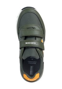 Baskets vertes en mesh et matériaux synthétiques, fermeture par bande auto-agrippante, accents orange, semelle texturée et détails de logo sur le côté et la semelle intérieure.