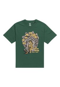 Camiseta de algodón verde con un gráfico detallado de un árbol con animales, texto "EL EXTERIOR DENTRO", y colores contrastantes amarillo y negro.