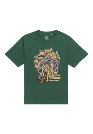 Camiseta de algodón verde con un gráfico detallado de un árbol con animales, texto "EL EXTERIOR DENTRO", y colores contrastantes amarillo y negro.
