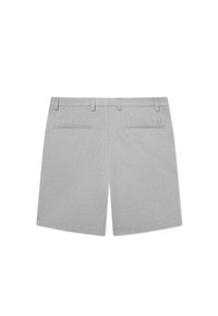 Grå shorts laget av strukturert stoff, med flat front, to baklommer og beltehemper. Enkel design med en skreddersydd passform.