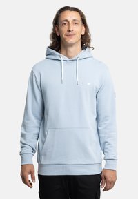 Sudadera con capucha de color azul claro en un material suave, con un bolsillo delantero, cordones blancos y un pequeño logo en el pecho.