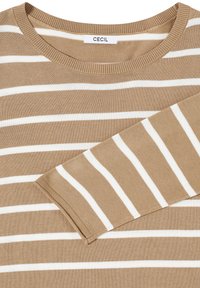 Pull en maille beige et blanc à rayures horizontales, col rond et manches longues, étiquette de marque "CECIL" au col.
