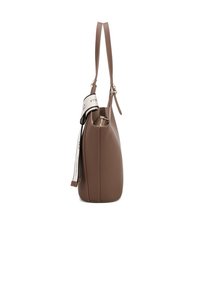 Braune Lederhandtasche mit einer strukturierten, schlanken Form. Verfügt über einen langen, verstellbaren Trageriemen und einen kontrastierenden Stoffakzent mit Branding.