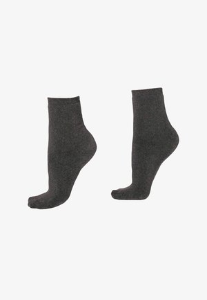 Donkergrijze enkelsokken met een soepele textuur, een geribde boord en een afgeronde tekening bij de teen. De stof lijkt zacht en rekbaar te zijn.