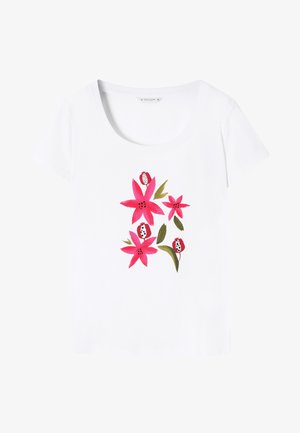 Witte t-shirt met korte mouwen, voorzien van een bloemenontwerp met roze en rode bloemen en groene bladeren, met een ronde halslijn en een zachte textuur.