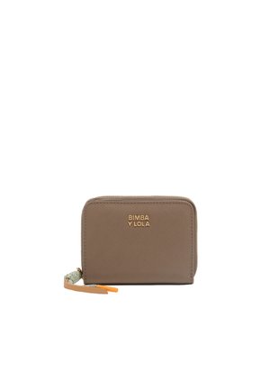 Cartera de cuero marrón con cierre de cremallera, logo grabado en la parte frontal y un tirador de cremallera con patrón y acento naranja. Diseño rectangular compacto.