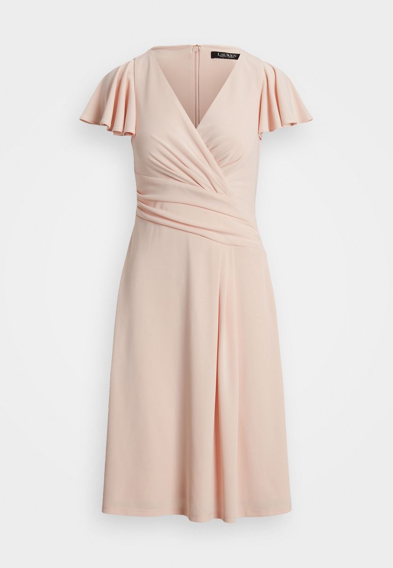 Jasnoróżowa sukienka z krótkimi falbaniastymi rękawami, dekoltem w kształcie litery V oraz marszczeniami w pasie, z pełną spódnicą i zapięciem na zamek z tyłu.