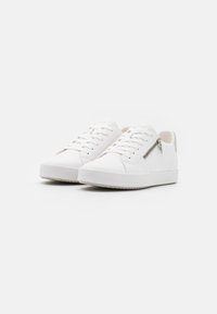 Sneakers bianchi in pelle liscia, con un design low-top, chiusura con lacci frontalmente e una zip laterale decorativa. Suola in gomma testurizzata.