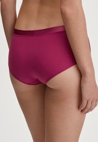 Hoge taille slips in een effen magentakleur. Gemaakt van zacht, rekbaar materiaal met een gladde tailleband en schone naden.