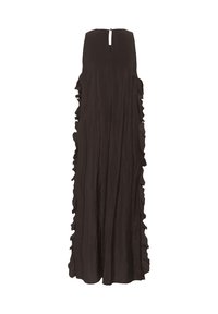 Longue robe noire sans manches avec des côtés froncés et une petite ouverture en forme de goutte au niveau de l'encolure sur fond blanc.