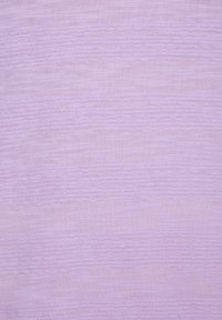 Helllila Stoff mit einer subtilen, strukturierten und gemusterten Oberfläche. Die Oberfläche zeigt leichte Tonvariationen und hat ein glattes Erscheinungsbild.