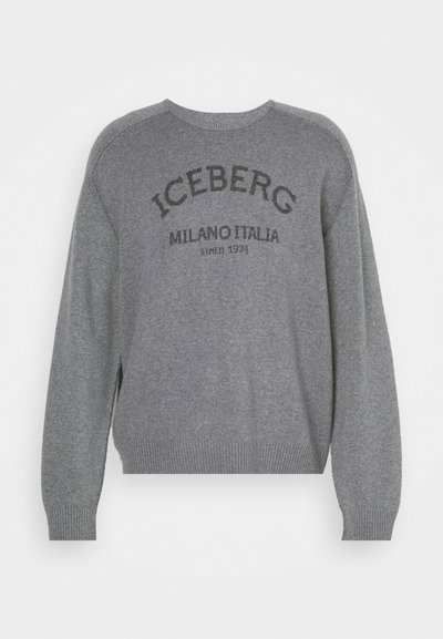 Grå crewneck-tröja i mjukt, stickat material. Har ribbad mudd och nederkant, med "ICEBERG MILANO ITALIA 1974" tryckt i mörkgrön.