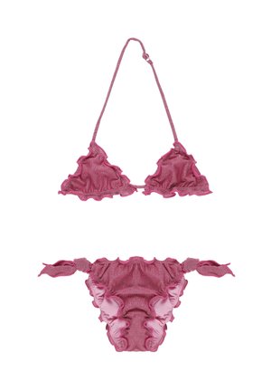 Bikini rosa con volant, top triangolare e slip con laccetti laterali, realizzato in tessuto leggermente lucido, mostrato su sfondo bianco.
