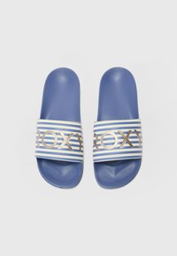 Blå sandaler med glatt overflate, med en stripete stropp i blått, hvitt og gull med "ROXY" tekst. Flat såle for komfort.