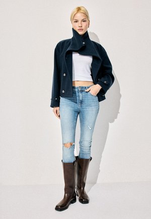 BASIC - Kovbojské/motorkárske čižmy - brown