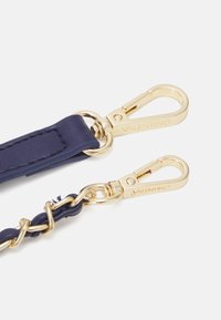 Námořnický kožený pásek se zlatými kovovými detaily, který má splétaný řetízek a karabiny. Na kovových ozdobách je vygravírováno logo "Valentino".