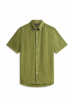 Korte mouw blouse in olijfgroen met een kleine geborduurde vlaglogo op de linkerborst.