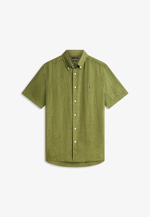 Olivgrünes kurzärmeliges Hemd mit Knopfleiste und kleinem, gesticktem Flaggenlogo auf der linken Brust.
