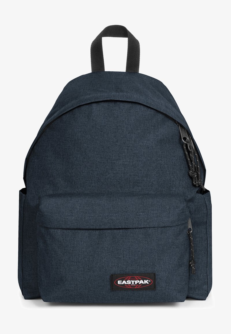 Tmavě modrý látkový batoh zaobleného tvaru, s přední zipovou kapsou, horním madlem a logem značky. Texturovaný povrch s minimálním designem.