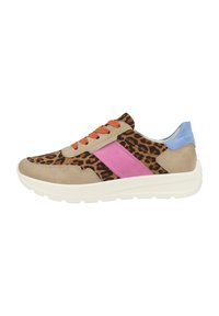 Baskets à imprimé léopard avec des accents beige, rose et bleu, en daim texturé, des lacets orange et une semelle blanche légère.