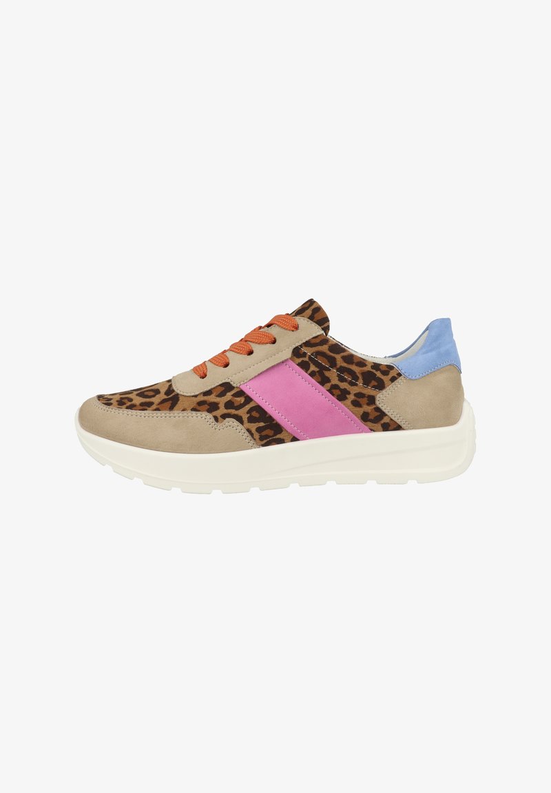 Sneakers med leopardmönster som har beige, rosa och blå accenter, med strukturerad mocka, orange snörning och en lätt vit sula.