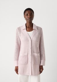 Lichtroze gebreide cardigan met een gestructureerd, open geweven ontwerp, voorzien van een uitgesneden kraag, knoopsluiting en voorzakken.