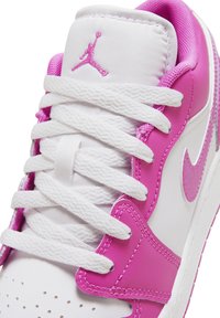 Jordan AIR JORDAN 1 UNISEX - Tenisice - fire pink/iris whisper-white