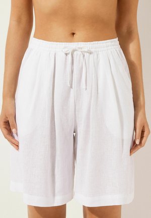 Weiße Leinen-Shorts mit elastischem Bund und Kordelzug. Verfügt über seitliche Taschen und eine lockere Passform, mit einer glatten Textur und ohne sichtbare Muster.
