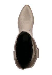 Bota de tobillo en beige claro de estilo western, con punta afilada, diseño de corona en relieve, tacón bajo y textura de ante suave. El interior es negro.
