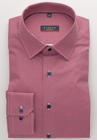 Rode shirt met een patroon en moderne pasvorm, voorzien van een omgeslagen kraag, blauwe knopen en een enkele knoopmanchet. ETERNA-label zichtbaar.