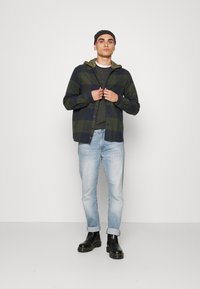 Only & Sons ONSLAIN LIFE CHECK HOODIE - Casaco de verão - peat