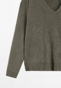 Olivenfarbener V-Ausschnitt-Pullover aus weichem, strukturiertem Material; mit langen Ärmeln und geripptem Saum.