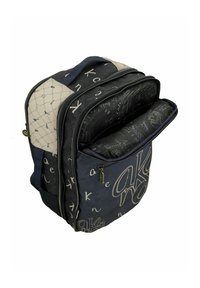 Marineblauer und beiger Rucksack mit Reißverschlussfächern, aus strukturiertem Stoff, mit geometrischen Mustern und kontrastierender Schrift. Verstellbare Träger.