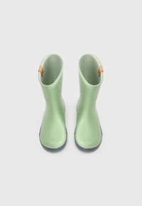 Botas de lluvia de goma verdes con un acabado suave, punteras redondeadas y una suela azul marino. Presentan un pequeño acento de cuero marrón en la parte trasera.