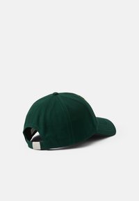 Cappellino da baseball verde scuro in cotone, con visiera curva, cinturino regolabile sul retro e dettagli di cucitura visibili.