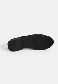 Zwarte schoenenzool, gemaakt van rubber en leer, met een gladde textuur, ronde vorm en zichtbare stiksels aan de randen.