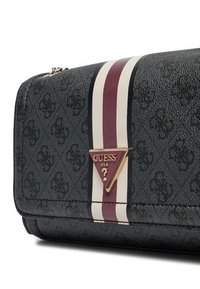 Borsa a tracolla nera con una trama, caratterizzata da un emblema con logo e strisce verticali bianche e borgogna. Il design include dettagli trapuntati e finiture lucide.