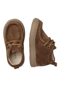 Scarpe in suede marrone con una texture morbida, caratterizzate da una punta rotonda, dettagli con lacci e una suola in gomma flessibile.
