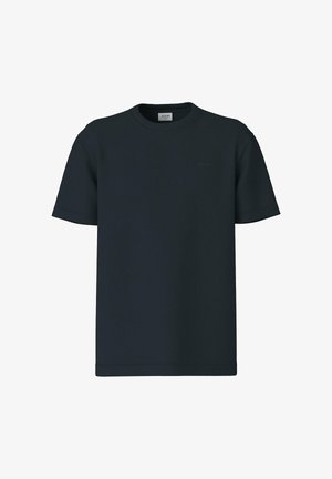 T-shirt noir à manches courtes avec col rond, arborant un logo de marque subtilement embossé sur le côté gauche de la poitrine et une petite étiquette blanche à l'intérieur du col.