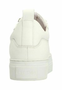 Baskets blanches en cuir avec une semelle en caoutchouc texturé. Présente une finition lisse, des coutures minimales et un logo embossé "EST 1844" sur le talon.