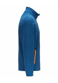 Giacca in pile blu con colletto alto, tasca laterale con zip caratterizzata da un accento arancione, taglio dritto, texture morbida.