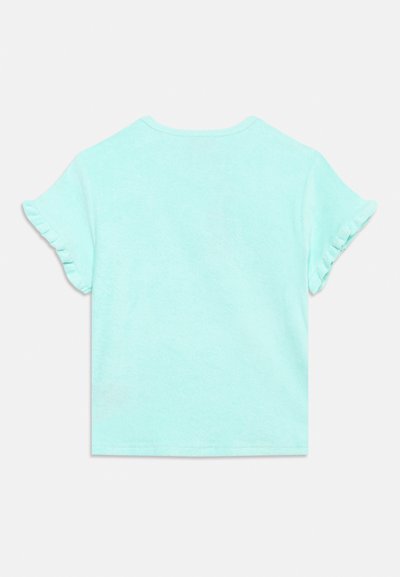 Ανοιχτογάλάζιο πουκάμισο με κοντά μανίκια και βολάν στα μανίκια, απλωμένο επίπεδα που δείχνει την πίσω πλευρά σε απλό φόντο.