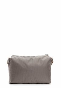 Borsa in tessuto grigio con texture, forma rettangolare, chiusura con zip e tracolla rimovibile. Presenta un sottile dettaglio perforato sulla superficie.