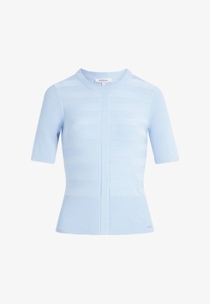 Top de punto azul claro con mangas cortas, que presenta una textura acanalada y un patrón de rayas horizontales. Cuello redondo y diseño ajustado.