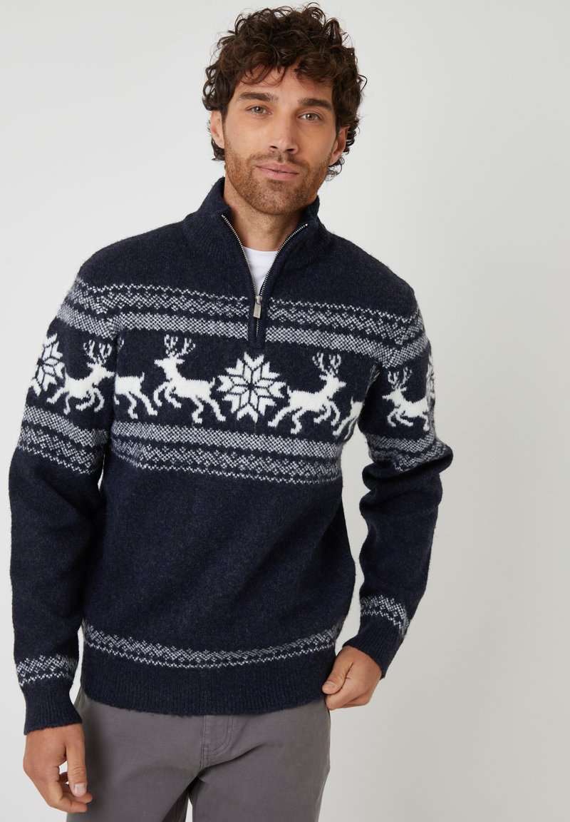 Marineblauer gestrickter Pullover mit Reißverschlusskragen, verziert mit weißen Rentier- und Schneeflockenmuster auf der Vorderseite. Weiche Textur, lange Ärmel.