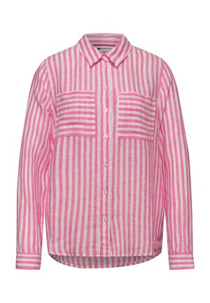 Różowo-biała koszula na długi rękaw w pionowe paski, zapinana na guziki, z kołnierzykiem oraz dwoma poziomo prążkowanymi kieszeniami na piersi.