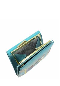 Turquoise leren portemonnee met een gouden sluiting, gekenmerkt door een kleurrijk gedrukt ontwerp aan de ene kant en een bloemenpatroon aan de binnenkant. Compact en rechthoekig.