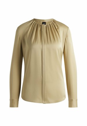 Beige langærmet bluse med plisseret halsudskæring, frontlukning med knapper og en glat, blank tekstur. Har tætsiddende manchetter ved ærmet.