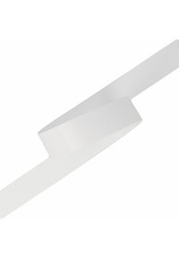 Nastro adesivo bianco, caratterizzato da una texture liscia e un design piatto continuo, con una torsione centrale per un facile utilizzo e applicazione.